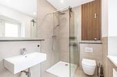 Modernes Duschbad im OG - 