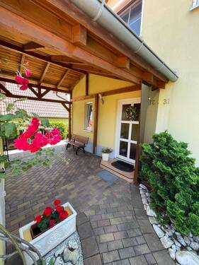 Hausansicht - Charmantes Einfamilienhaus mit sonniger Terrasse und Blick ins Grüne in toller Lage von Freital!