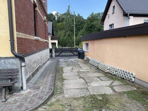 Zufahrt aufs Grundstück - Mehrfamilienhaus, Wohnhaus mit 180,00 m&sup2; in Heinsdorfergrund zum Kaufen