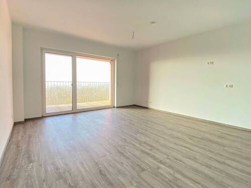 Wohnzimmer mit schönem Ausblick - Etagenwohnung mit 57,00 m² in Naumburg (Saale) zum Kaufen