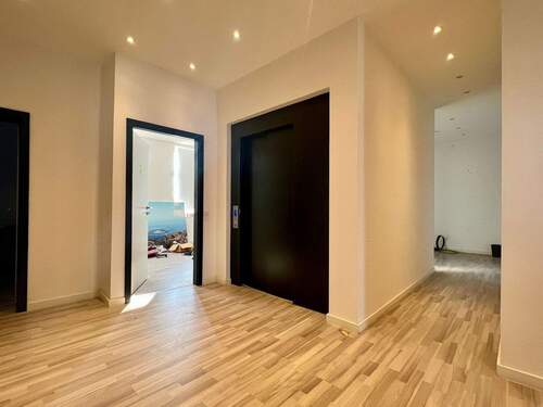 Fahrstuhl zum 2. Obergeschoss - 