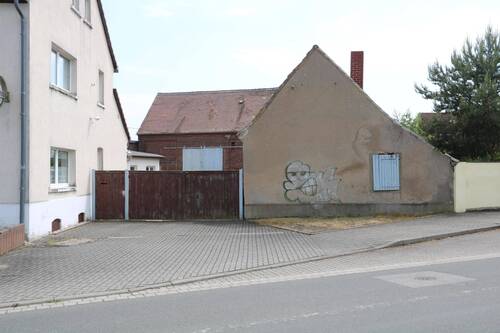 Zufahrt Hof - Mehrfamilienhaus, Wohnhaus mit 357,00 m² in Rötha zum Kaufen
