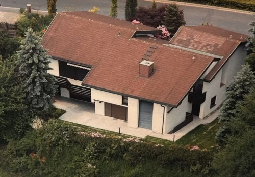 Außenanschicht - Seltene Gelegenheit: Großes Einfamilienhaus mit Garten - niedrigste Gewerbesteuer in Bayern