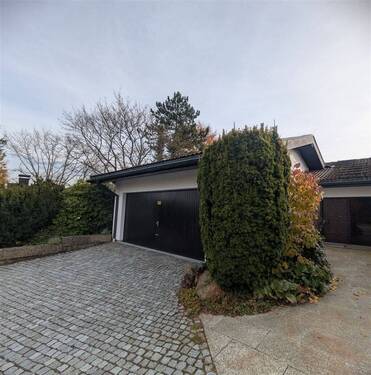 Eingang / Garage und Stellplätze - 