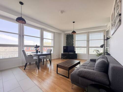 Wohnzimmer - Modern & lichtdurchflutet: 2-Zimmer mit Loggia & Weitblick - vermietet