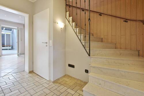 Flur EG und Treppenhaus - 