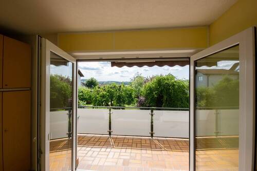 Blick vom Schlafzimmer auf den Balkon - 8 Zimmer Einfamilienhaus zum Kaufen in Arnsberg