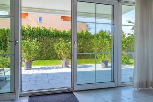 Blick auf die Terrasse vom Wohnzimmer - 