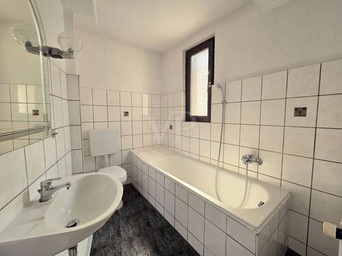 Tageslichtbad mit Duschwanne - 