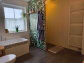Bad mit Dusche und Wanne - 