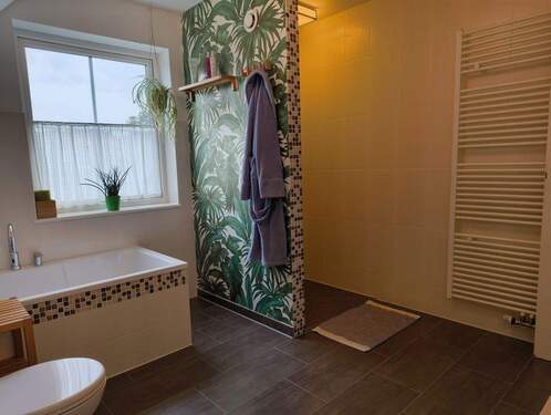 Bad mit Dusche und Wanne - 