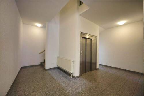 Hauseingang mit Aufzug - 