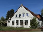 Titelbild - Syke-Okel: große Erdgeschoss-Wohnung mit Sanierungsbedarf