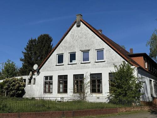 Titelbild - Syke-Okel: große Erdgeschoss-Wohnung mit Sanierungsbedarf