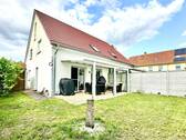 Ansicht von der Rückseite - Familienfreundliches Wohnen - moderne Doppelhaushalte von 2011 in ruhiger Lage !
