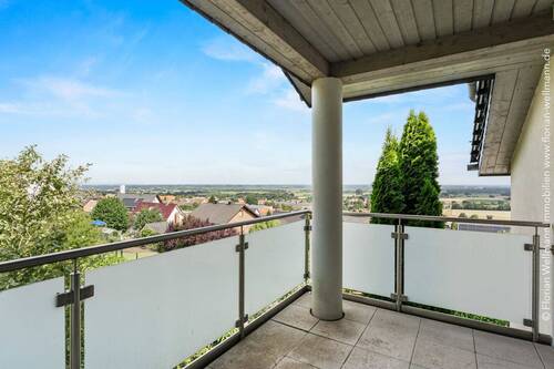 Großer und vom Schlafzimmer begehbarer Westbalkon mit Weitblick (8,95 m²) - 