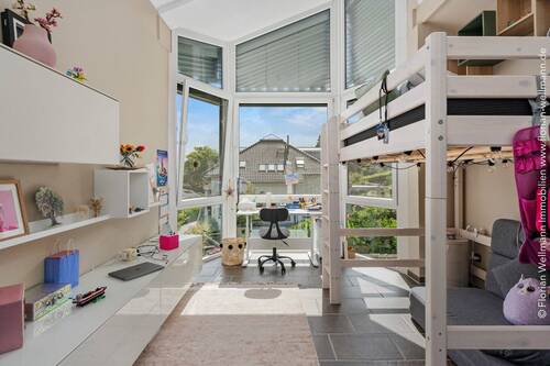 Zimmer 1 mit 14,63 m²; nahezu alle Fenster im Haus mit Raffstores ausgestattet - 