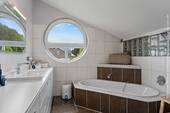 Weiteres Badezimmer mit 8,43 m² und Eckwanne - 