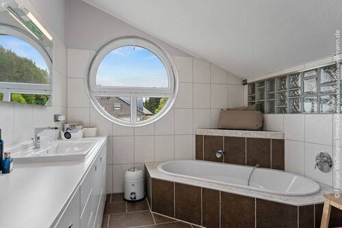 Weiteres Badezimmer mit 8,43 m² und Eckwanne - 