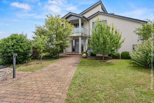 Überdachter Hauseingang sowie barrierefreier Zugang zu Haus und Garten - 8 Zimmer Einfamilienhaus in Lübbecke