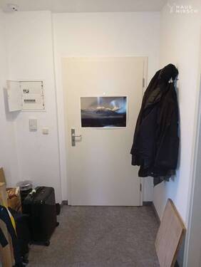 Flur mit Wohnungstür - 