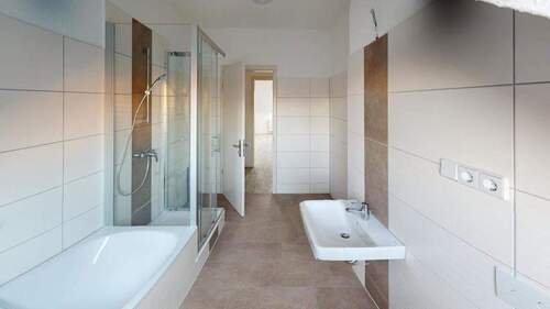 Bad Dusche und Wanne - Charmante Dachgeschosswohnung mit Dusche und Wanne