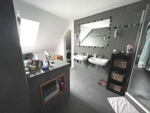 Waschbecken und Dusche im DG - 