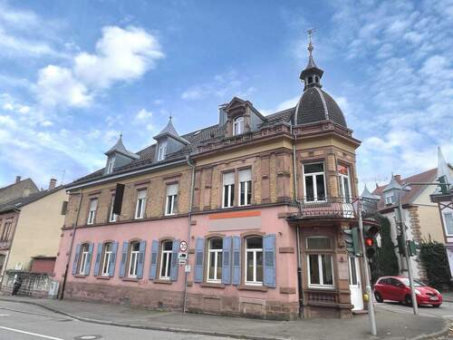 Seitenansicht mit Eingang - 1 Zimmer Mehrfamilienhaus, Wohnhaus zum Kaufen in Lahr