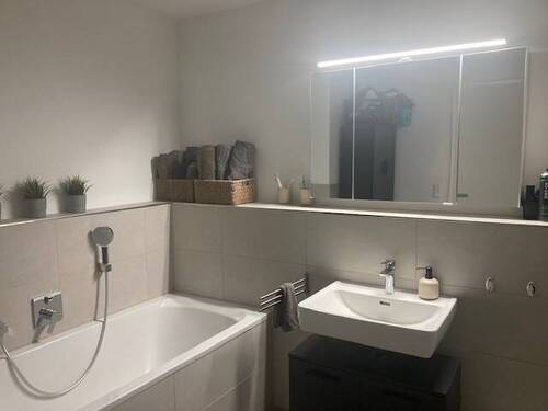 Bad mit Dusche & Wanne - 