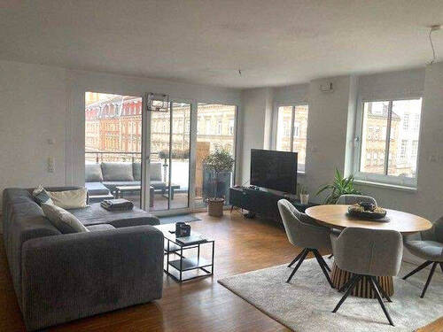 Wohnzimmer mit Balkon - 2 Zimmer Etagenwohnung zur Miete in Fürth