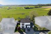 Drohnenaufnahme 1 - Seltene Gelegenheit in Bestlage: EFH in Feldrandlage mit Fernblick, inkl. Garage und 2 Stellplätzen