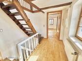 Obergeschoss - Treppenraum mit Eingang zum Schlafzimmer 2 - 