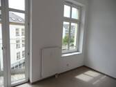 Schlafzimmer mit Zugang zum Balkon - 
