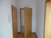 Flur mit Wohnungseingangstür - 
