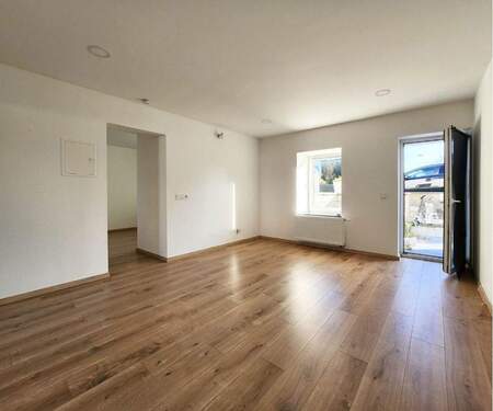 Großzügiges Wohnzimmer mit Zugang zur Terrasse - Moderne 2-Zimmer Erdgeschosswohnung mit Terrasse in Damflos