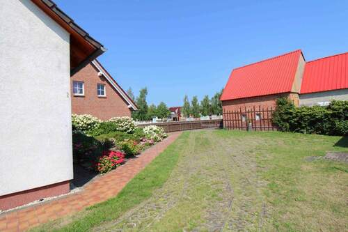 Einfahrt & Stellplätze - 