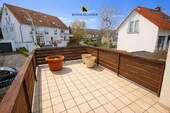 ...führt zur Dachterrasse auf der Garage... - 