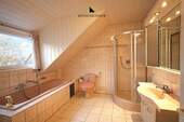 ...un dem exclusiven Bad mit Whirlpool-Wanne... - 