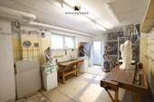Im Keller das ehemalige Künstleratelier mit Ausgang zum Garten - 