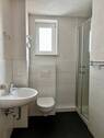 Bad mit Dusche und WC - 