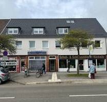 Wohn- und Geschäftshaus mit 3 Ladengeschäften, 4 Wohnungen und 3 Garagen in Lübeck-Kücknitz