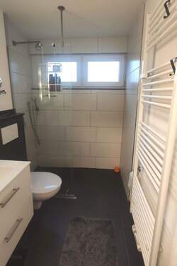 Badezimmer mit Walk in Dusche - 