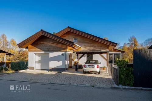 Gebäude mit Einfahrt - Einfamilienhaus mit 302,00 m&sup2; in Rieden am Forggensee zum Kaufen