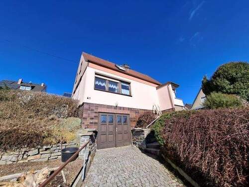 Vorderansicht mit Hauszugang und Garageneinfahrt - IHR NEUES ZUHAUSE! - 165.000,00&nbsp;EUR Kaufpreis, ca.&nbsp; 116,00&nbsp;m&sup2;&nbsp;Wohnfl&auml;che