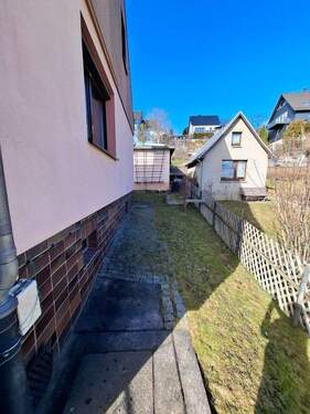 rechte Seite neben Haus.jpg - 