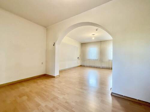 Essbereich mit Blick zum Wohnbereich - 