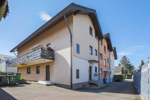 Ansicht von Garagenseite - Ebenerdige 3,5-Zimmer-ETW mit Terrasse und großem Gartenanteil!