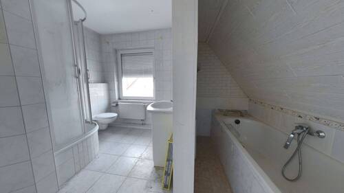  Bad mit Badewanne - 
