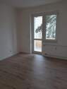 Wohnzimmer & Balkon - 2 Zimmer Etagenwohnung zur Miete in Plauen