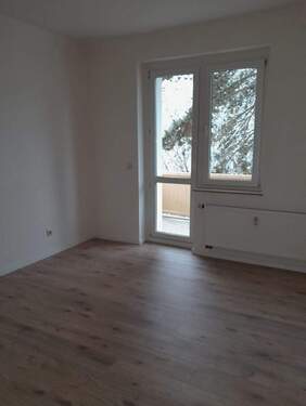 Wohnzimmer & Balkon - 2 Zimmer Etagenwohnung zur Miete in Plauen